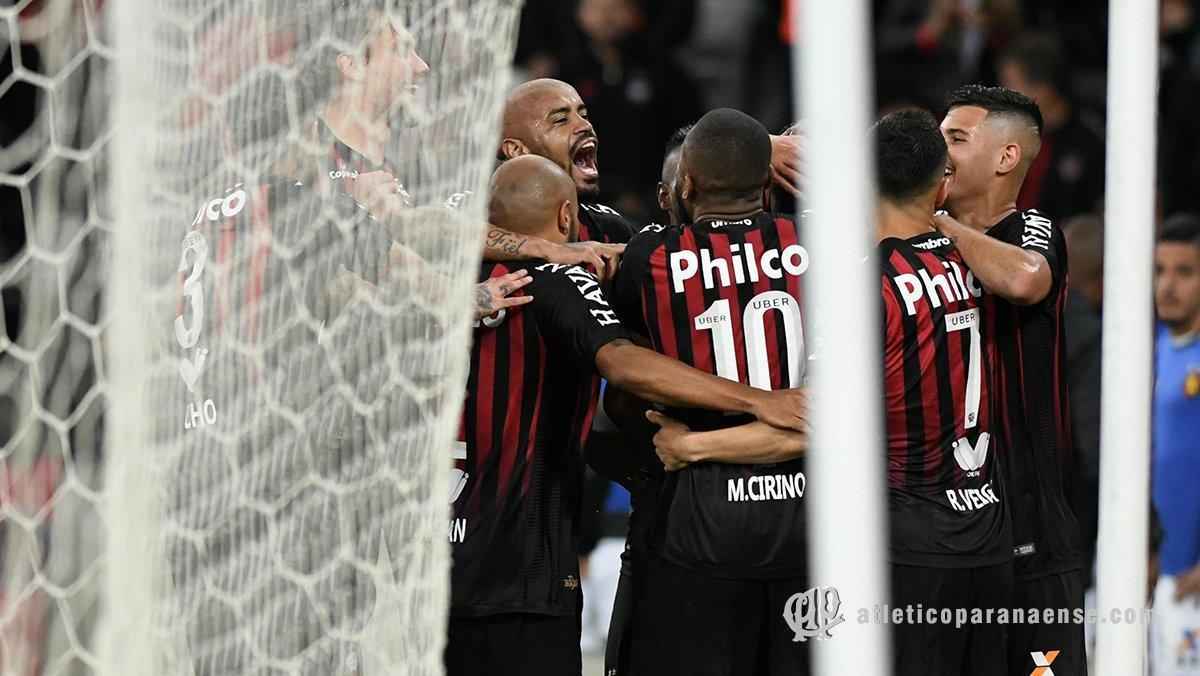 Leo acumulou sua 10 derrota seguida fora de casa e segue afundado na zona de rebaixamento, com 27 pontos, na 19 posio