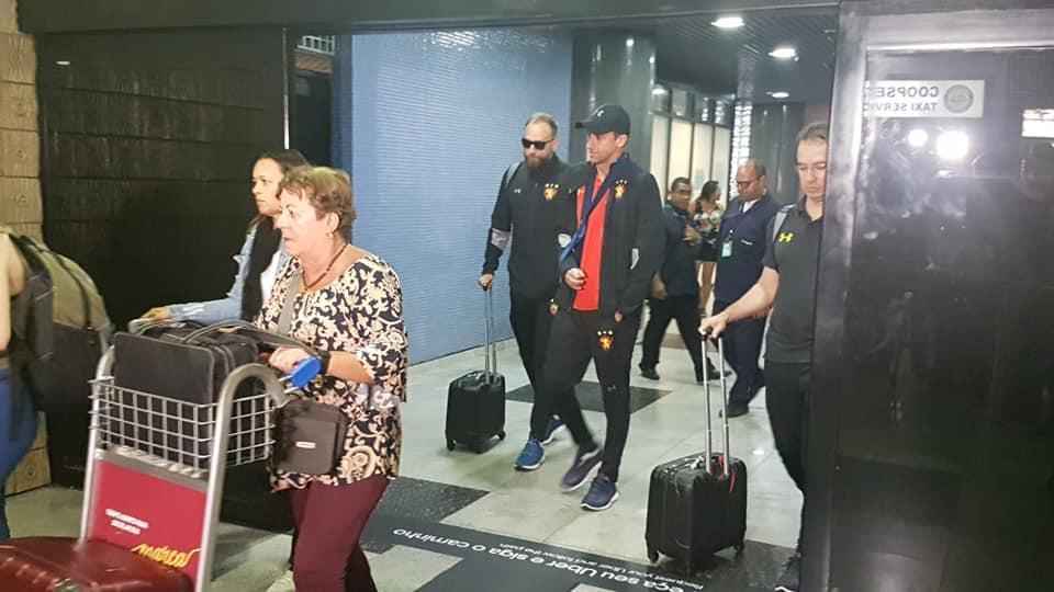 Com brao fraturado, Magro desembarcou no Recife com cirurgia marcada para a noite desta segunda-feira