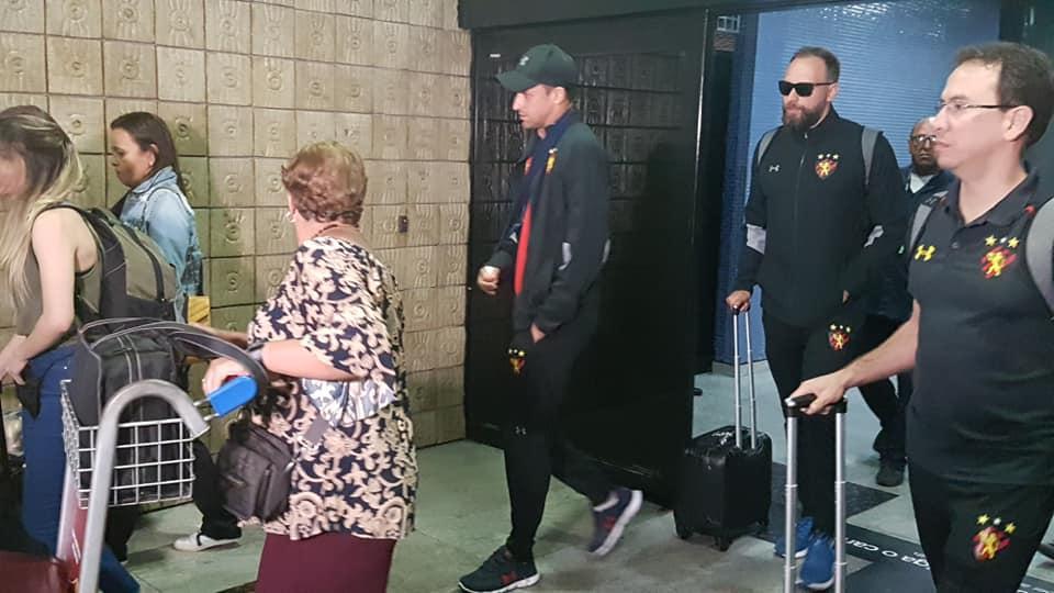 Com brao fraturado, Magro desembarcou no Recife com cirurgia marcada para a noite desta segunda-feira