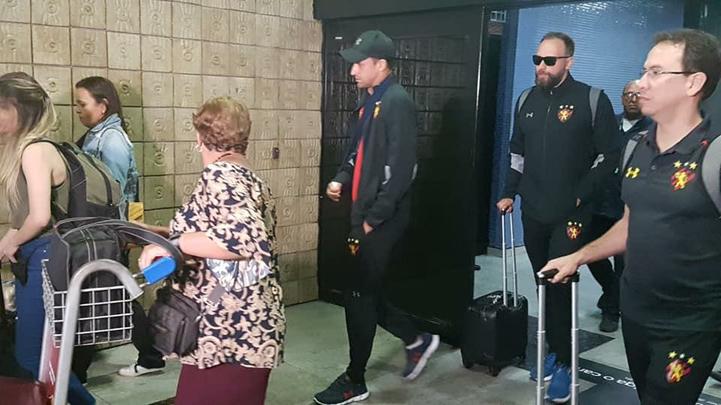 Com braço fraturado, Magrão desembarcou no Recife com cirurgia marcada para a noite desta segunda-feira