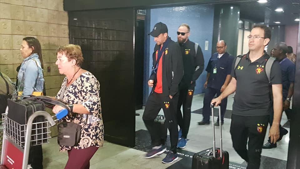 Com brao fraturado, Magro desembarcou no Recife com cirurgia marcada para a noite desta segunda-feira