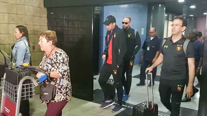 Com braço fraturado, Magrão desembarcou no Recife com cirurgia marcada para a noite desta segunda-feira