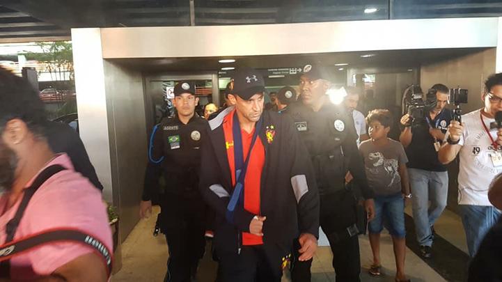 Com braço fraturado, Magrão desembarcou no Recife com cirurgia marcada para a noite desta segunda-feira