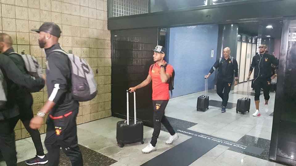 Com brao fraturado, Magro desembarcou no Recife com cirurgia marcada para a noite desta segunda-feira