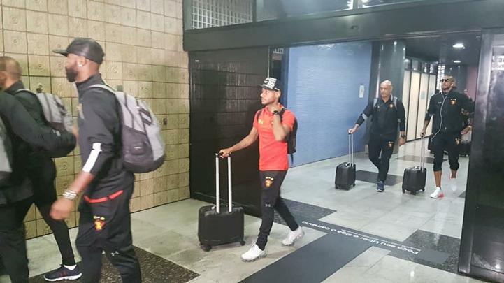 Com braço fraturado, Magrão desembarcou no Recife com cirurgia marcada para a noite desta segunda-feira