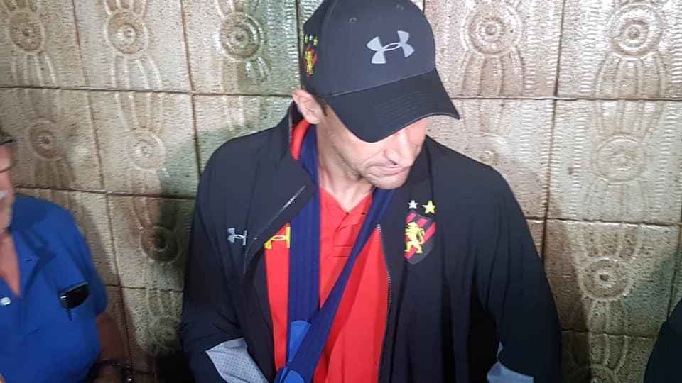 Com brao fraturado, Magro desembarcou no Recife com cirurgia marcada para a noite desta segunda-feira