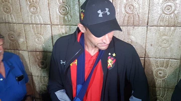 Com braço fraturado, Magrão desembarcou no Recife com cirurgia marcada para a noite desta segunda-feira