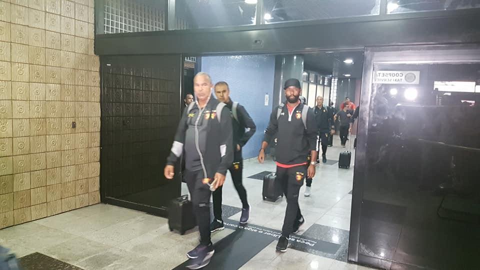 Com brao fraturado, Magro desembarcou no Recife com cirurgia marcada para a noite desta segunda-feira