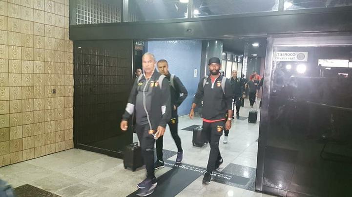 Com braço fraturado, Magrão desembarcou no Recife com cirurgia marcada para a noite desta segunda-feira