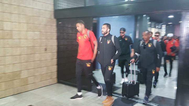 Com braço fraturado, Magrão desembarcou no Recife com cirurgia marcada para a noite desta segunda-feira
