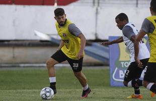 Aps uma temporada de altos e baixos, o meia-atacante Jeremias renovou contrato com o Tricolor at o final da temporada 2019. Ele tem 21 anos e marcou trs gols em 17 jogos pelo Santa Cruz em 2018
