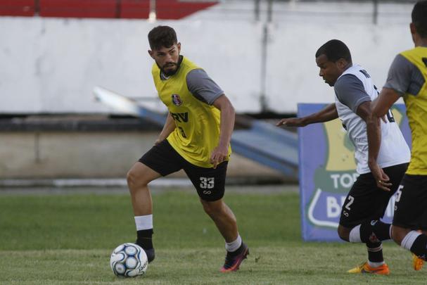 Após uma temporada de altos e baixos, o meia-atacante Jeremias renovou contrato com o Tricolor até o final da temporada 2019. Ele tem 21 anos e marcou três gols em 17 jogos pelo Santa Cruz em 2018