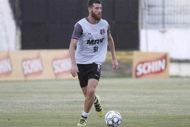 Com mais de 100 partidas pelo Santa Cruz, o zagueiro Danny Morais é um dos atletas com maior identificação com o clube e segue com contrato até novembro de 2019