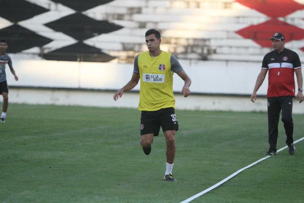 Atleta de 23 anos, o volante Eduardo chegou ao Arruda após se destacar no Itabaiana. Chegou a ter uma breve sequência como titular na Série C. Segue no clube com contrato até novembro de 2019