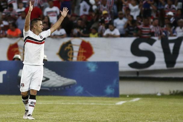 Nenhum dos mais de 20 reforços ao longo da temporada, porém, foi tão bem e respondeu tão rapidamente em campo como o atacante. Foram seis gols nos seis primeiros jogos. Aos 33 anos, acabou como o artilheiro do clube na Série C, renovando contrato por mais uma temporada