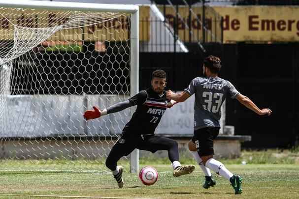 Goleiro de 21 anos lanado pelas divises de base do Santa Cruz, Lucas Silva poder comear a temporada como goleiro nmero dois do clube pela primeira vez