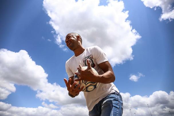 Antes de conseguir despontar na carreira, zagueiro Sandoval jogou em troca de um teto e uma refeio, passou frio em So Paulo e hoje vive sua melhor fase