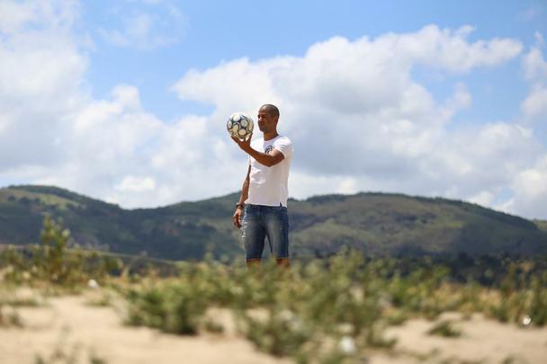 Antes de conseguir despontar na carreira, zagueiro Sandoval jogou em troca de um teto e uma refeio, passou frio em So Paulo e hoje vive sua melhor fase