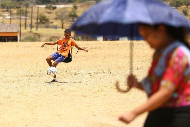 Antes de conseguir despontar na carreira, zagueiro Sandoval jogou em troca de um teto e uma refeio, passou frio em So Paulo e hoje vive sua melhor fase