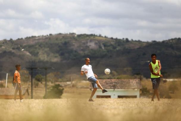 Antes de conseguir despontar na carreira, zagueiro Sandoval jogou em troca de um teto e uma refeio, passou frio em So Paulo e hoje vive sua melhor fase