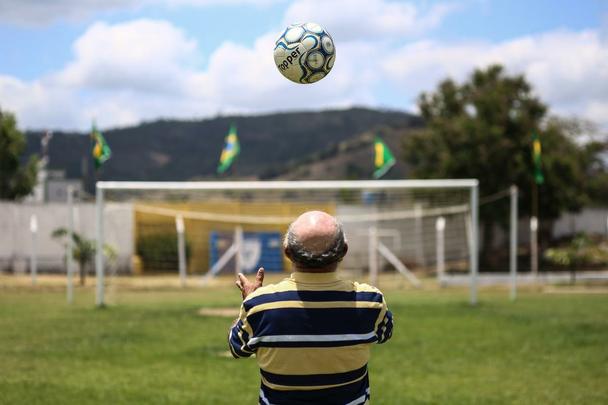 Antes de conseguir despontar na carreira, zagueiro Sandoval jogou em troca de um teto e uma refeio, passou frio em So Paulo e hoje vive sua melhor fase