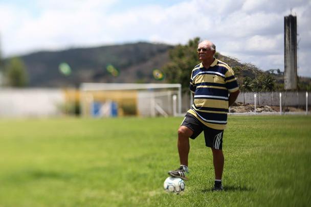Antes de conseguir despontar na carreira, zagueiro Sandoval jogou em troca de um teto e uma refeio, passou frio em So Paulo e hoje vive sua melhor fase