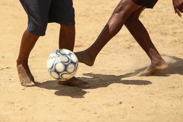 Antes de conseguir despontar na carreira, zagueiro Sandoval jogou em troca de um teto e uma refeio, passou frio em So Paulo e hoje vive sua melhor fase