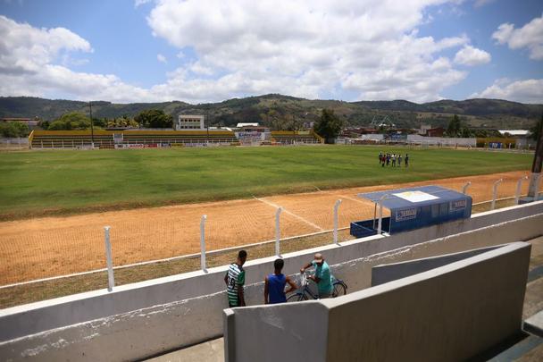 Antes de conseguir despontar na carreira, zagueiro Sandoval jogou em troca de um teto e uma refeio, passou frio em So Paulo e hoje vive sua melhor fase
