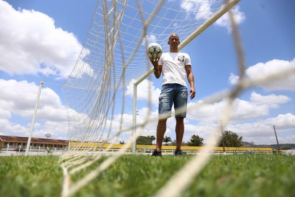 Antes de conseguir despontar na carreira, zagueiro Sandoval jogou em troca de um teto e uma refeio, passou frio em So Paulo e hoje vive sua melhor fase