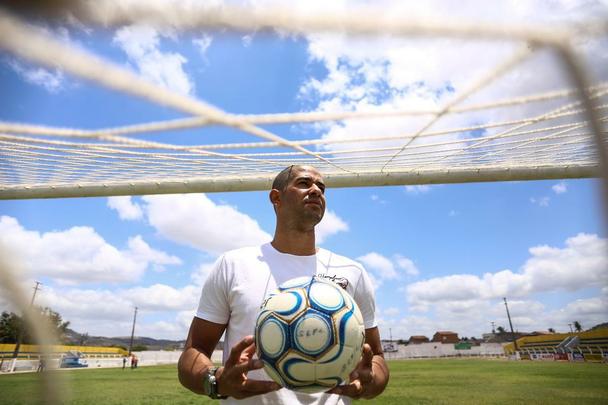 Antes de conseguir despontar na carreira, zagueiro Sandoval jogou em troca de um teto e uma refeio, passou frio em So Paulo e hoje vive sua melhor fase