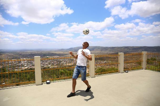 Antes de conseguir despontar na carreira, zagueiro Sandoval jogou em troca de um teto e uma refeio, passou frio em So Paulo e hoje vive sua melhor fase