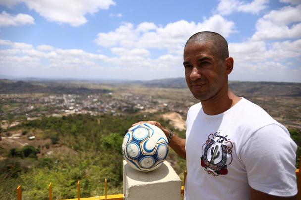 Antes de conseguir despontar na carreira, zagueiro Sandoval jogou em troca de um teto e uma refeio, passou frio em So Paulo e hoje vive sua melhor fase
