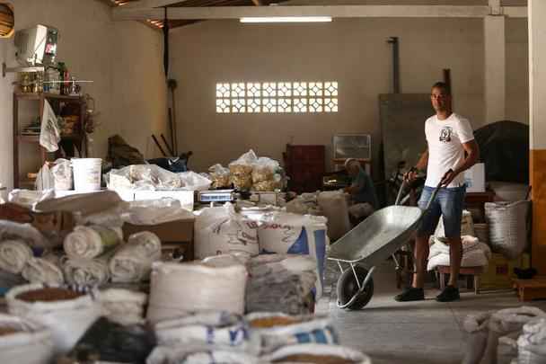 Antes de conseguir despontar na carreira, zagueiro Sandoval jogou em troca de um teto e uma refeio, passou frio em So Paulo e hoje vive sua melhor fase