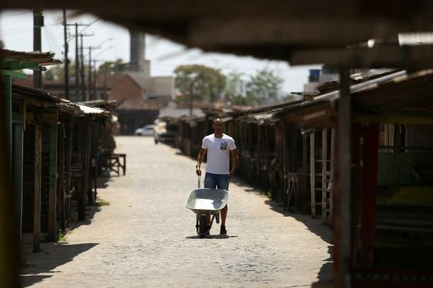Antes de conseguir despontar na carreira, zagueiro Sandoval jogou em troca de um teto e uma refeio, passou frio em So Paulo e hoje vive sua melhor fase