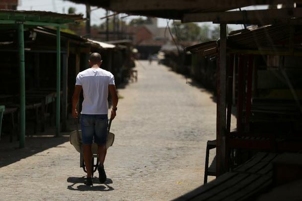 Antes de conseguir despontar na carreira, zagueiro Sandoval jogou em troca de um teto e uma refeio, passou frio em So Paulo e hoje vive sua melhor fase