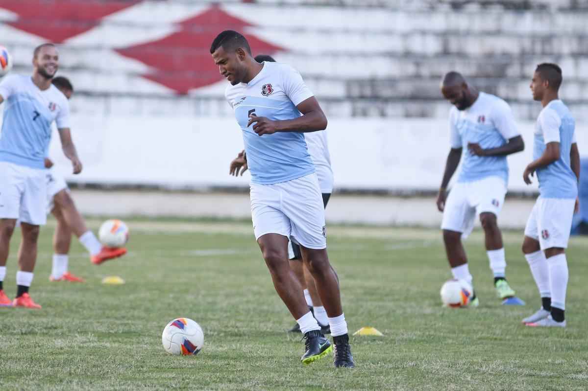 Em passagens pelo Santa Cruz entre 2015 e 2016, alm de 2018, Allan Vieira soma 58 partidas pelo Tricolor, com dois ttulos conquistados e uma acesso  Srie A