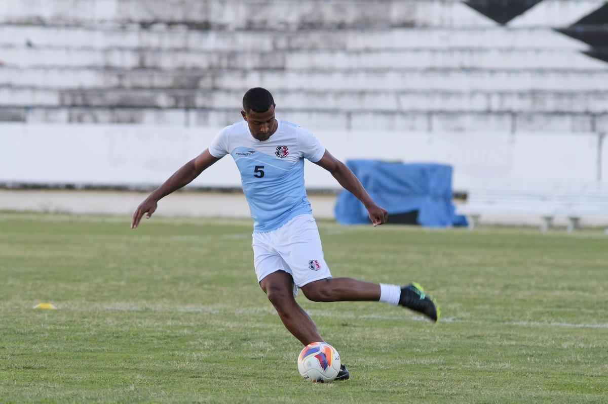 Em passagens pelo Santa Cruz entre 2015 e 2016, alm de 2018, Allan Vieira soma 58 partidas pelo Tricolor, com dois ttulos conquistados e uma acesso  Srie A