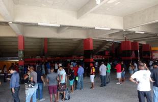Longas filas marcaram a manh desta quinta-feira na Ilha do Retiro para a compra de ingresso do jogo contra Cear
