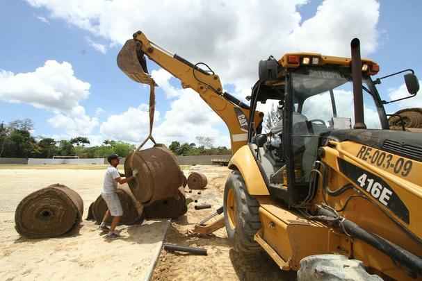 Em meio  polmica da venda de ovos para arrecadar fundos para o centro de treinamento, Santa Cruz inicia instalao do primeiro gramado do CT