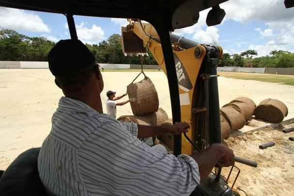 Em meio  polmica da venda de ovos para arrecadar fundos para o centro de treinamento, Santa Cruz inicia instalao do primeiro gramado do CT