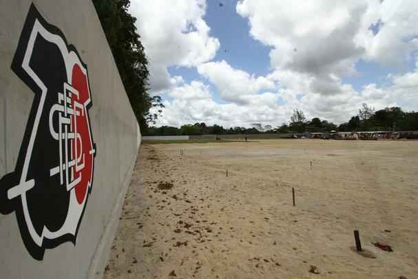 Em meio  polmica da venda de ovos para arrecadar fundos para o centro de treinamento, Santa Cruz inicia instalao do primeiro gramado do CT