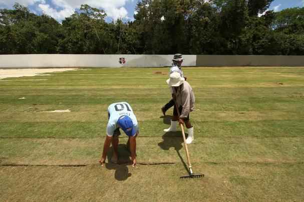 Em meio  polmica da venda de ovos para arrecadar fundos para o centro de treinamento, Santa Cruz inicia instalao do primeiro gramado do CT