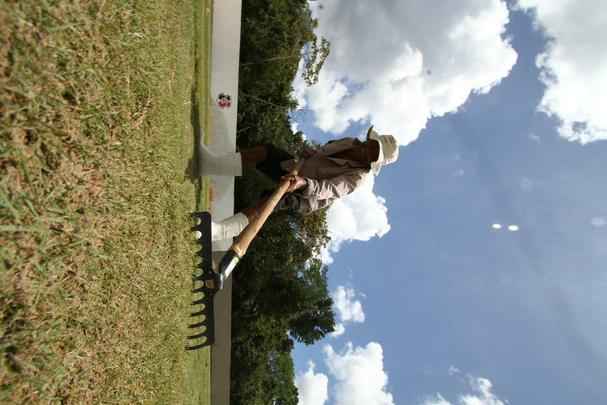 Em meio  polmica da venda de ovos para arrecadar fundos para o centro de treinamento, Santa Cruz inicia instalao do primeiro gramado do CT