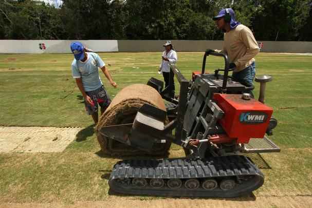 Em meio  polmica da venda de ovos para arrecadar fundos para o centro de treinamento, Santa Cruz inicia instalao do primeiro gramado do CT