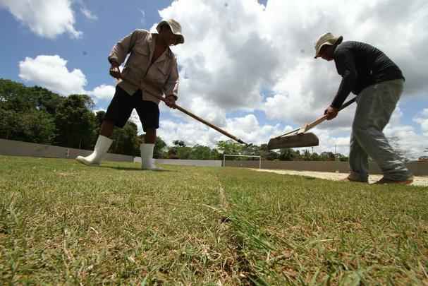 Em meio  polmica da venda de ovos para arrecadar fundos para o centro de treinamento, Santa Cruz inicia instalao do primeiro gramado do CT