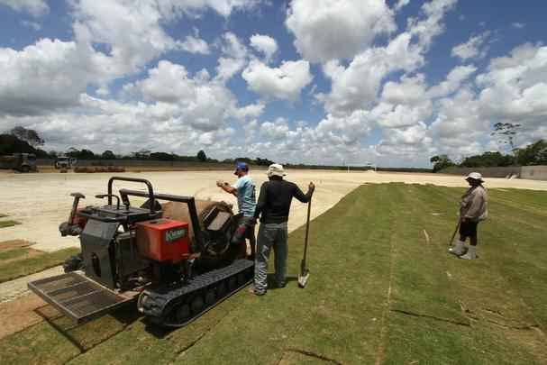 Em meio  polmica da venda de ovos para arrecadar fundos para o centro de treinamento, Santa Cruz inicia instalao do primeiro gramado do CT