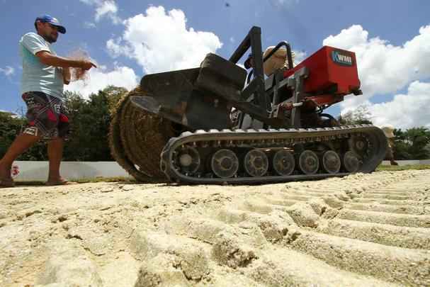 Em meio  polmica da venda de ovos para arrecadar fundos para o centro de treinamento, Santa Cruz inicia instalao do primeiro gramado do CT