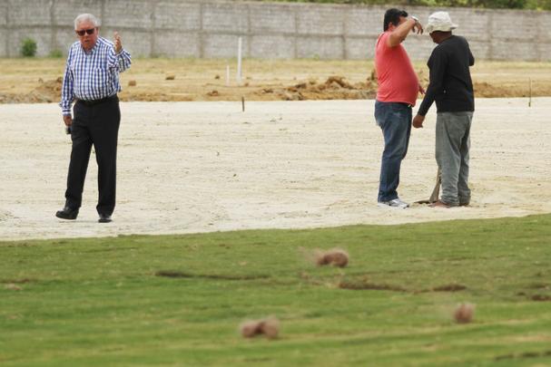 Em meio  polmica da venda de ovos para arrecadar fundos para o centro de treinamento, Santa Cruz inicia instalao do primeiro gramado do CT