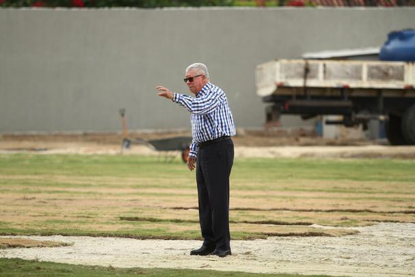 Em meio  polmica da venda de ovos para arrecadar fundos para o centro de treinamento, Santa Cruz inicia instalao do primeiro gramado do CT