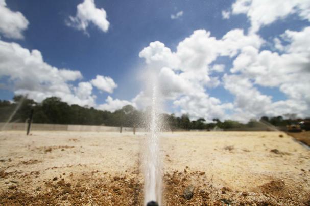 Em meio  polmica da venda de ovos para arrecadar fundos para o centro de treinamento, Santa Cruz inicia instalao do primeiro gramado do CT